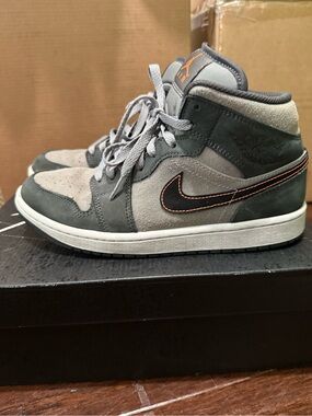 Air Jordan 1 Mid SE "Night Stadium -Good condition